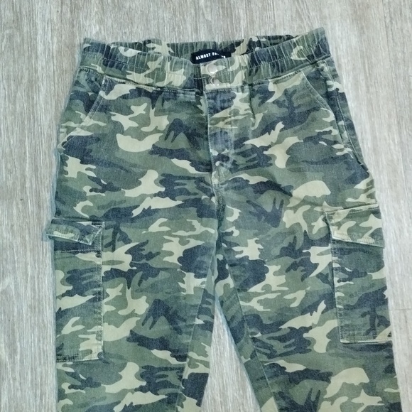 Almost Famous Camouflage Joggers size L - Picture 3 of 6